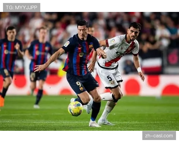 巴萨客场2-1逆转十人马竞,莱万绝杀助球队扩大领先优势 巴萨客场2-1逆转十人马竞,莱万绝杀助球队扩大领先优势